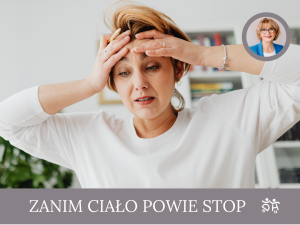 Kobieta w średnim wieku trzymająca dłonie na czole, wyrażająca zmęczenie i napięcie – symbol ignorowanych sygnałów ciała i potrzeby profilaktyki zdrowia zanim pojawią się objawy choroby